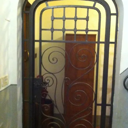 Leoni Apartment